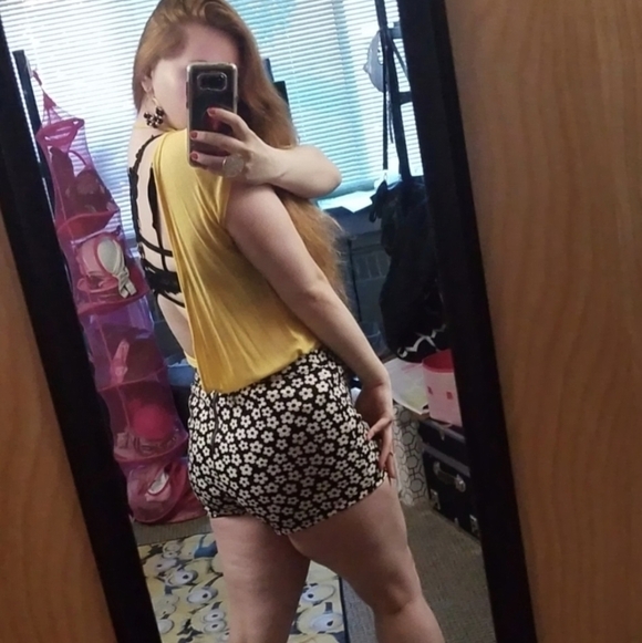 Forever 21 Black & White Daisy Shorts - Picture 7 of 7
